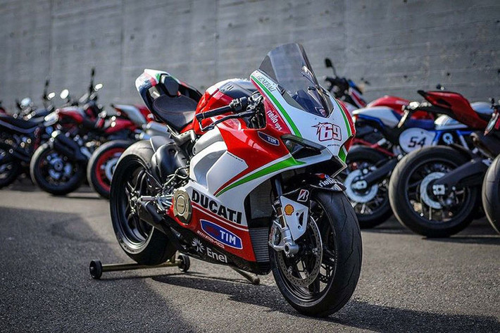 Siêu môtô Ducati Panigale V4 Nicky Hayden ra đời để kỷ niệm và tôn vinh tay đua huyền thoại trong làng đua MotoGP -vNicky Hayden, người đã mãi mãi ra đi hồi tháng 5/2017 sau một tai nạn trong lúc luyện tập.