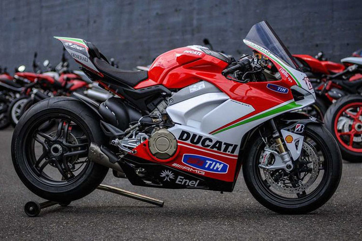 Về cơ bản, thiết kế ngoại thất của Ducati Panigale V4 phiên bản Nicky Hayden sẽ không có sự khác biệt rõ rệt so với phiên bản tiêu chuẩn của dòng Panigale. Tuy nhiên, điểm nổi bật trên phiên bản này lại nằm ở "bộ áo" mới cùng những trang bị hàng hiệu đi theo.