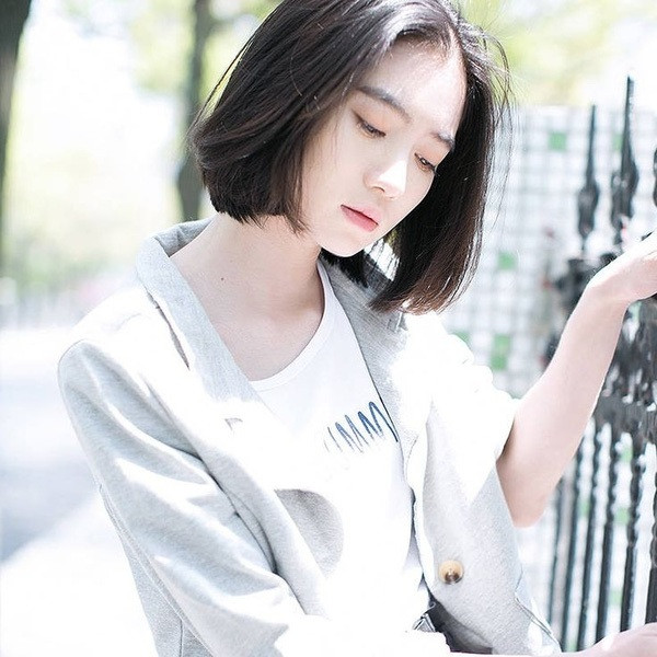 Bạn có thể bấm phồng chân tóc, tạo độ bồnh bềnh giúp gương mặt tròn thêm thanh tú hơn.