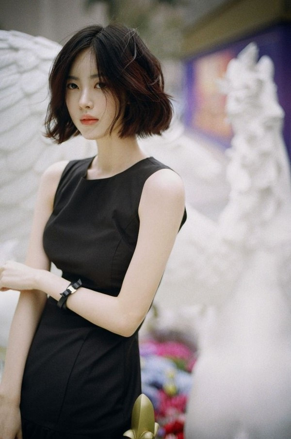 Với cô nàng yêu thích sự điệu đà, nữ tính, tóc ngắn rẽ ngôi giữa chính là lựa chọn số 1.