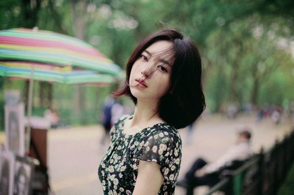 Bạn có thể nhuộm cho mái tóc suôn rẽ ngôi màu nâu sáng để trông tươi trẻ hơn.