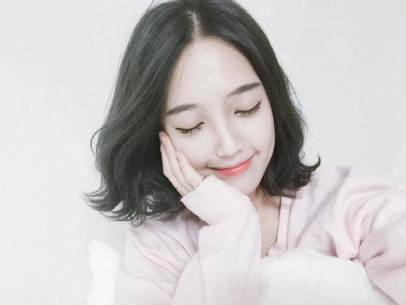 Tóc ngắn uốn vểnh đuôi giúp gương mặt nhỏ nhắn vô cùng hiệu quả.