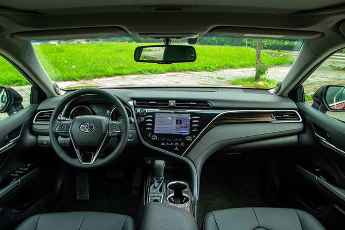 Cụ thể, dù thay đổi từ thiết kế cho tới công nghệ và cả cảm giác lái, nhưng Toyota Camry 2019 vẫn sử dụng động cơ cũ cho cả 2 phiên bản. Bản 2.0G dùng động cơ 2.0L, công suất 165 mã lực, mô-men xoắn cực đại 199 Nm. Bản 2.5Q dùng động cơ 2.5L, công suất 178 mã lực, mô-men xoắn 235 Nm. Đi cùng là hộp số tự động 6 cấp như phiên bản trước.