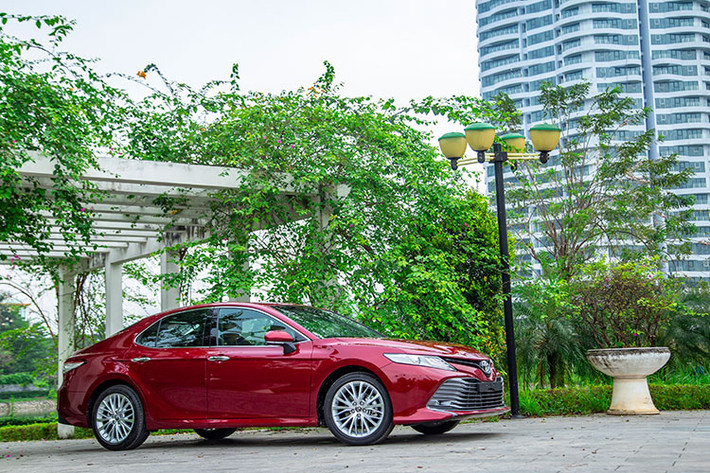 Tại Việt Nam, giá xe Toyota Camry 2019 bán ra với 2 lựa chọn: Camry 2.5Q giá 1,235 tỉ đồng (giá 1,243 tỷ với màu Trắng Ngọc trai) và Camry 2.0G giá 1,029 tỷ đồng (giá 1,037 tỉ đồng với màu Trắng Ngọc trai). So với trước, Camry 2.5Q 2019 đã có giá bán thấp hơn 67 triệu đồng nhưng chỉ tiếc nó không được trang bị đầy đủ như phiên bản tại Thái.