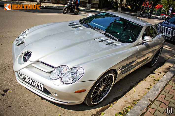 Bên cạnh dàn siêu xe phong phú của "dân chơi xe" Việt Nam như Ferrari, Lamborghini, Maserati ... thì siêu xe Mercedes-Benz SLR McLaren vừa bị bắt gặp tại Hà Nội lại là siêu xe "hàng hiếm, độc nhất vô nhị".