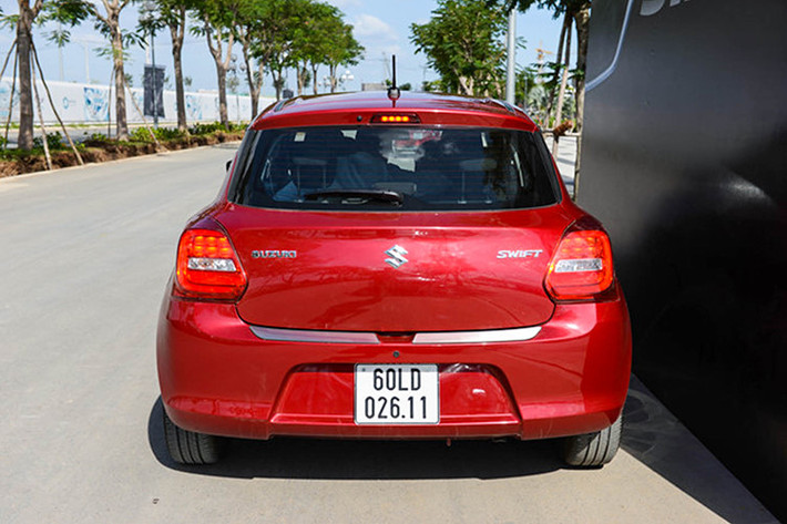 Trong đó, phiên bản GLX cao cấp nhất được trang bị Cruise Control. Về an toàn, một số trang bị an toàn tiêu chuẩn trên Swift 2018 như hệ thống phanh: ABS, EBD, BA và 2 túi khí. Xe có mức tiêu thụ trung bình 4,34 lít/100km và lượng khí thải CO2 100g/km (thế hệ cũ là 5 lít/100km và lượng khí thải CO2 120g/km).