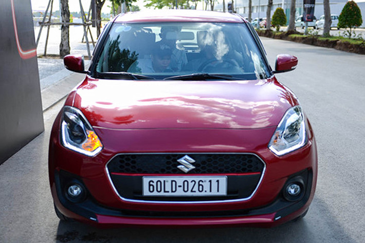 Ở thế hệ mới liên doanh Nhật Bản ngừng lắp ráp và phân phối dòng xe này, Suzuki Swift mới sẽ được nhập khẩu trực tiếp từ Thái Lan (hưởng thuế nhập khẩu 0% trong khối ASEAN) với giá dự kiến từ 499 triệu đồng. Sau khi được bán ra, xe sẽ cạnh tranh trực tiếp với các đối thủ trong cùng phân khúc như: Toyota Yaris hay Honda Jazz.
