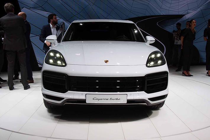 Chiếc SUV mạnh mẽ nhất của dòng Cayenne của Porsche vừa ra mắt được trang bị động cơ tăng áp kép V8 Twin-turbo dung tích 4 lít, sản sinh công suất cực đại 550 mã lực và mô-men xoắn cực đại 770Nm. Hai chỉ số này cao hơn 30 mã lực và 20Nm so với động cơ mẫu tiền nhiệm