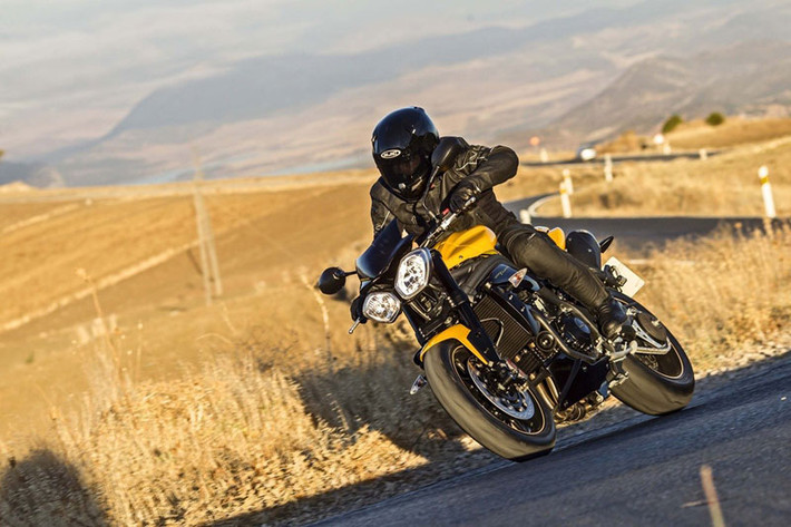 Triumph Speed 94 và Speed 94R sẽ có hai tùy chọn màu là vàng Racing Yellow và Đen Jet Black.