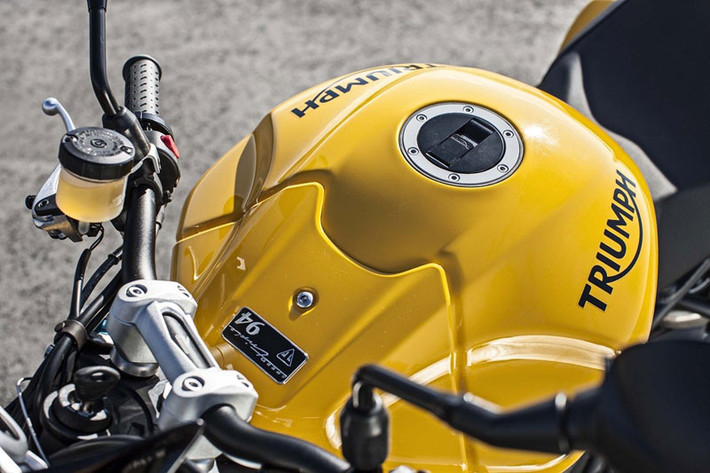 Trên bình xăng màu vàng, ngoài logo Triumph hai bên sườn, chính giữa bình xăng còn có biểu tượng logo 94 phiên bản đặc biệt.