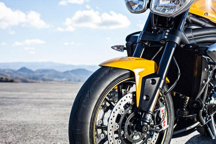 Xe còn được trang bị gắp sau dạng đơn, hệ thống phanh của Brembo và hệ thống treo của Showa. ABS trên cả hai bánh.