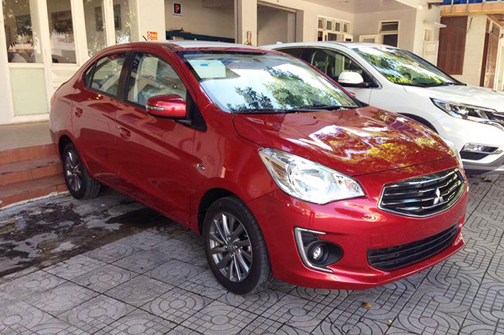 Mẫu sedan giá rẻ Attrage có mức giảm thấp nhất khi chỉ có 2 phiên bản MT Eco và CVT Eco được khuyến mại 10 triệu đồng. Cụ thể, phiên bản MT Eco còn 412 triệu đồng. Phiên bản MT giá còn 450 triệu đồng. Phiên bản CVT giảm xuống còn 505 triệu đồng.