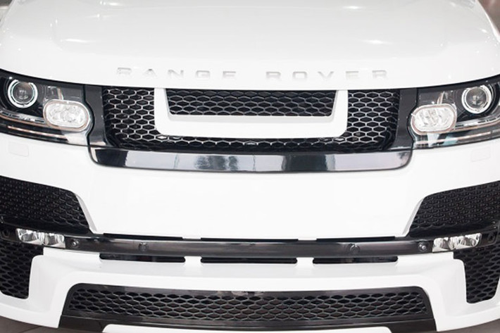 Thay đổi lớn nhất là ở phần đầu Range Rover Mystere của Hamann, nó được thiết kế lại hoàn toàn với các mảng cứng cáp và nổi bật.
