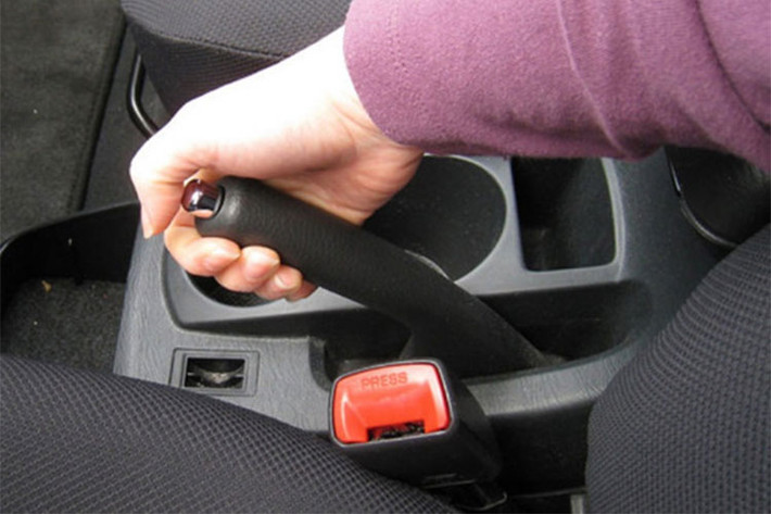 Trên xe số tự động, nhiều người thường ỷ lại vào số P mà không kéo phanh tay khi đỗ, đặc biệt ở nơi dốc. Cơ cấu số P chỉ đơn giản là một bánh răng cóc chèn không có các trục quay, vì thế nếu bánh răng này phải chịu lực liên tục có thể nhanh mòn thậm chí gãy. Luôn sử dụng phanh tay để hạn chế áp lực cho hộp số.