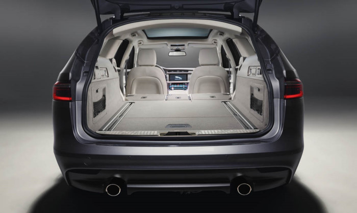 Xe sử dụng các dòng động cơ xăng và diesel 4 xy-lanh và 6 xy-lanh tiên tiến của Jaguar Land Rover. Các dòng động cơ này bắt đầu bằng bản động cơ diesel Ingenium công suất 163 mã lực, lắp tăng áp turbo có thể thay đổi thiết diện, và truyền động vào bánh sau, đem lại hiệu suất vượt trội. Động cơ tiên tiến này phát thải chỉ 118 g CO2/km cùng mức tiêu thụ nhiên liệu 4,5 lít/100km.