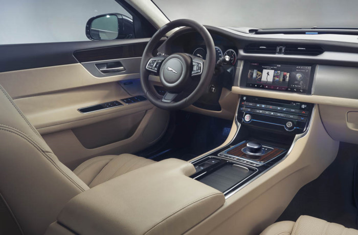 Hệ thống treo sau khí nén tự cân bằng là trang bị tiêu chuẩn để đảm bảo XF Sportbrake vẫn duy trì được sự ổn định, thậm chí ngay cả khi tải nặng. Tùy chọn hệ thống Configurable Dynamics của Jaguar giúp người điều khiển có thể xác lập các chế độ cho vô-lăng, hộp số và chân ga. Sử dụng các giảm sóc Adaptive Dynamics, khách hàng cũng có thể đặt các chế độ treo khác nhau để tạo trải nghiệm lái riêng biệt.