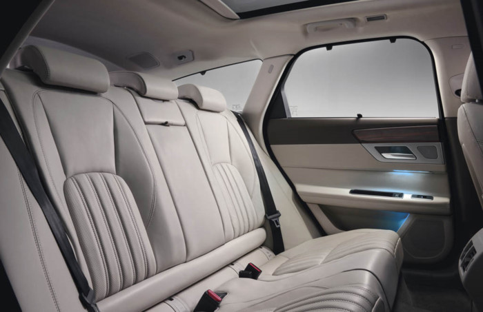 XF Sportbrake tiếp tục vai trò đi đầu của Jaguar trong chế tạo kết cấu thân nhôm chuyên sâu để đem đến một thiết kế trọng lượng nhẹ (1.660kg), vừa chắc chắn hơn vừa nhẹ hơn so với mẫu xe đời trước. Sử dụng cửa hậu cải tiến liền khối bằng polymer, Sportbrake có tỷ lệ phân bổ trọng lượng trước sau gần như hoàn hảo là 50:50, làm cơ sở để tạo ra cảm giác lái đặc biệt cũng như hiệu quả.