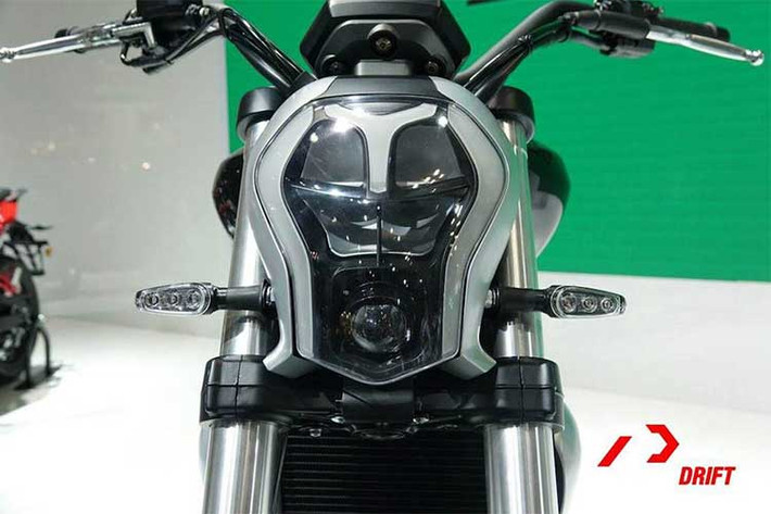 Với yên chỉ cao 740mm, ngay cả những người thấp cũng có thể dễ dàng chống chân khi điều khiển 402S. Ở phía trước, 402S được trang bị bộ đèn pha với kiểu dáng đặc trưng của hãng xe máy Benelli, đã từng được hãng áp dụng cho chiếc BN302 trước đây. Với chóa đèn tối màu và các dải LED bao quanh, chiếc xe dễ dàng gợi nhớ tới đèn pha của XDiavel.