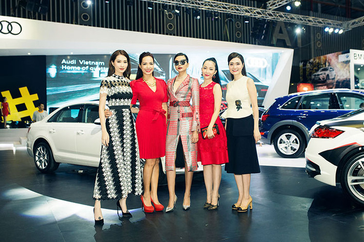 Bên cạnh đó, mẫu Audi Q2 mới nhất của Audi cũng đã xuất hiện tại triển lãm lần này. Đây là một dòng xe hoàn toàn mới của Audi, mẫu mini crossover cao cấp hạng B Audi Q2 mới chỉ được ra mắt lần đầu tại triển lãm Geneva 2016.