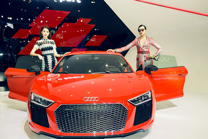 Audi R8 Coupé có hiệu suất vận hành lớn hơn bất kỳ mẫu xe nào trong chuỗi sản phẩm của Audi. Động cơ V10 được đặt giữa xe cùng hệ dẫn động bốn bánh toàn thời gian quattro giúp xe đạt công suất 610 mã lực, chỉ mất 3,2 giây tăng tốc từ 0 tới 100 km/h và đạt vận tốc cực đại 330km/h.