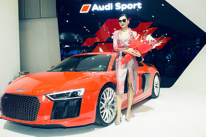 Bên cạnh Q23, khách tham quan gian hàng Audi còn có cơ hội khám phá chiếc Audi R8 V10 Coupe. Được ra mắt lần đầu tại triển lãm Geneva 2015, Audi R8 thế hệ mới đã được vinh danh là “Xe hiệu năng cao của Thế giới năm 2016 - 2016 World Performance Car” trong chuỗi các giải thưởng World Car Awards.