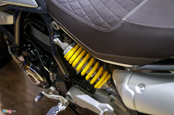 Giảm xóc Ohlins sau đặt chéo, lệch vệ phía tay trái. Ducati Scrambler 1100 có 3 chế độ lái: Active, Journey và City. Ở chế độ Active, động cơ sẽ cung cấp đủ 86 mã lực, tay ga nhạy nhất. Chế độ Journey vẫn là 86 mã lực nhưng tay ga êm ái và mượt hơn. Ở chế độ City, công suất được giới hạn ở 75 mã lực giúp xe di chuyển dễ dàng và tiết kiệm nhiên liệu hơn.