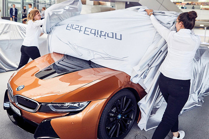 Những chiếc BMW i8 mui trần đầu tiên bản giao cho khách hàng còn rất đặc biệt khi đánh số thứ tự từ tấm bạt trùm cho đến bên trong khoang lái.