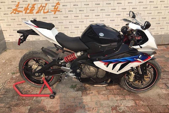 Ở dạng nguyên bản, Benelli BN600i có kiểu dáng naked bike khá "cơ bắp", tuy nhiên do có giá bán hợp lý nên chiếc xe cũng thường xuyên được sử dụng làm "nguyên liệu" cho các bản độ khác nhau. Vốn động cơ 4 máy cùng các chi tiết trông khá ấn tượng như cặp mâm bản rộng, phuộc trước USD, pad phanh trước bắt dọc radial và hệ khung trellis,...