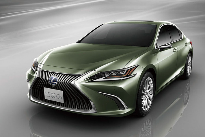 Trong khi đó, Lexus ES 300h 2019 sử dụng hệ thống động cơ xăng 4 xi-lanh thẳng hàng, dung tích 2,5 lít và mô-tơ điện. Hệ thống này tạo ra công suất tối đa 215 mã lực đồng thời chỉ tiêu thụ lượng xăng 5,5 lít/100 km nội thành, 5,2 lít/100 km cao tốc và 5,4 lít/100 km đường hỗn hợp.