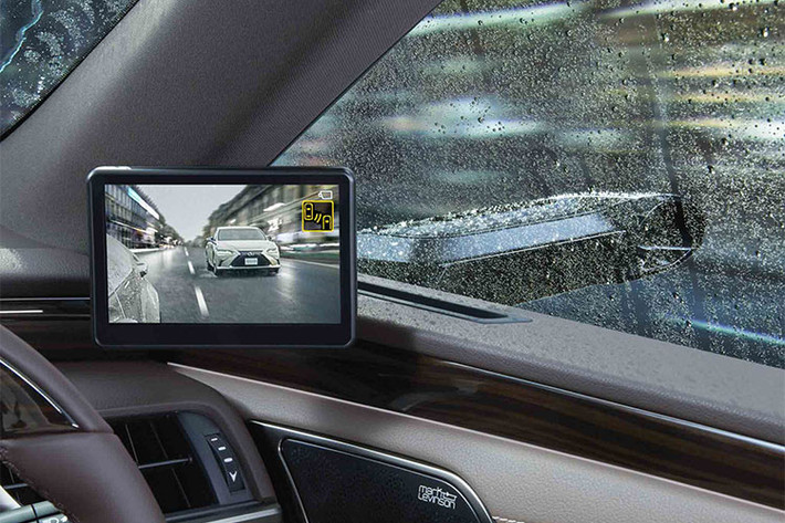Về cơ bản, thương hiệu xe sang Lexus không bỏ hẳn 2 “lỗ tai” tích hợp đèn xi-nhan báo rẽ của xe mà hãng đã thiết kế lại thon gọn hơn, camera sẽ có nhiệm vụ thay thế cho gương vật lý, nó sẽ truyền hình ảnh đến màn hình kích thước 5 inch đặt trên táp-lô trong cabin xe.