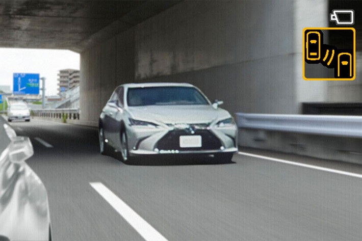 Thương hiệu xe sang Lexus của hãng ôtô Toyota - Nhật Bản mới đây đã tiên phong trong việc sử dụng camera thay thế cho gương chiếu hậu truyền thống. Công nghệ dùng camera thay gương xe Lexus có tên gọi là (DOM) “Digital Outer Mirrors”- tạm dịch là gương ngoài kỹ thuật số.