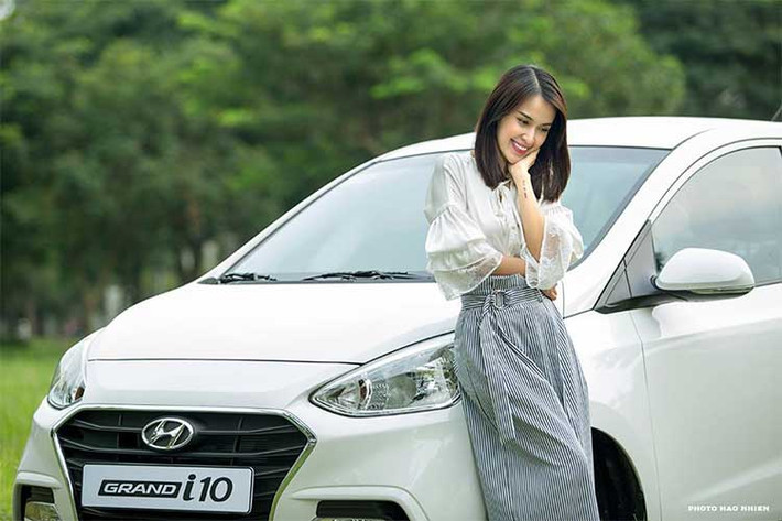 Các kích cỡ của mẫu xe giá rẻ Grand i10 thay đổi theo hướng đem đến một chiếc xe đô thị cá tính mà vẫn rộng rãi cho khách hàng. Xe được trang bị những tính năng hiện đại: đèn LED chạy ban ngày DRL, lazang hợp kim Diamond Cut, tay nắm cửa mạ crom, đèn hậu vân LED 3D,...