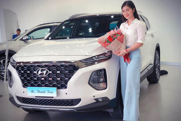 Chiếc SUV 7 chỗ Hyundai SantaFe 2019 của Thanh Trúc sở hữu kích thước Dài x Rộng x Cao 4.770 x 1.890 x 1.680 mm, chiều dài cơ sở đạt 2.765 mm. So với thế hệ tiền nhiệm, chiếc SUV của Hyundai nay dài hơn 70 mm, rộng hơn 10 mm trong khi khoảng cách hai trục tăng thêm 65mm. Mẫu xe này lột xác hoàn toàn với phong cách hầm hố và cơ bắp hơn.