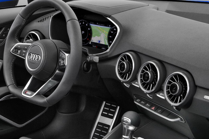 Màn hình hiển thị trên xe được tích hợp GPS, bên cạnh đó là đồng hồ công tơ mét dạng điện tử hiện đại.