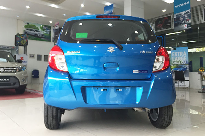Cụm đèn hậu phía sau của xe cũng thiết kế khá nhỏ gọn, cũng sử dụng bóng halogen. Phần đuôi xe còn có thêm cánh gió nhỏ phía trên tích hợp đèn phanh thứ 3, cản sau cùng tông màu với ngoại thất. Mâm xe được thiết kế dạng hợp kim 6 chấu kích cỡ 14 inch, phanh trước được trang bị phanh đĩa, trong khi phía sau dùng phanh tang trống.