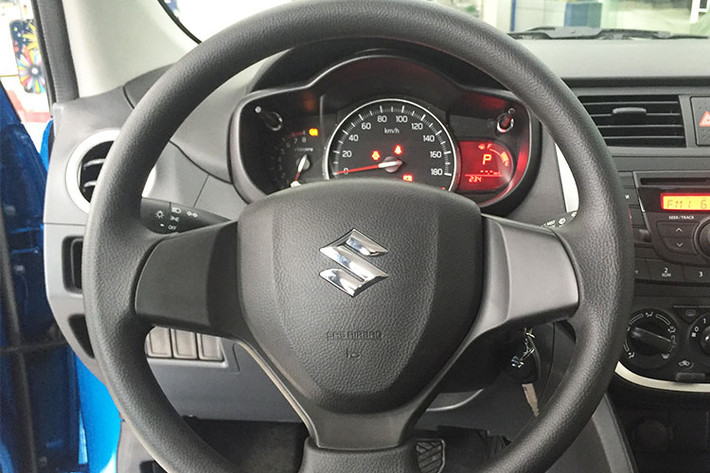 Celerio 2018 số sàn có những trang bị tiêu chuẩn như vô lăng trợ lực điện, dàn âm thanh 2 loa, dây đai an toàn ở ghế lái và 2 túi khí. Hệ thống chống bó cứng phanh ABS cũng như phân bổ lực phanh điện tử EBD chỉ có trên phiên bản cao cấp. Điểm cộng duy nhất đối với Celerio chính là mẫu xe này được tích hợp công nghệ tự động tắt máy khi dừng xe.