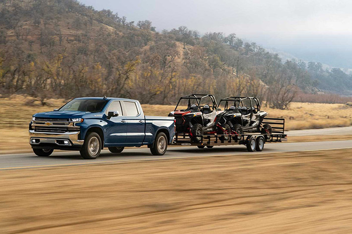 Phiên bản động cơ dầu Duramax 3.0L sẽ có mặt trên tất cả các phiên bản của dòng Silverado 1500 bao gồm: LT, RST, LTZ và High Country. GM cho biết giá xe Chevrolet Silverado 1500 Duramax 3.0L tương đương với bản máy xăng V8 6.2L, cao hơn 2.495 USD so với bản máy xăng V8 5.3L và 3.890 USD so với phiên bản máy xăng 2.7L Turbo thấp nhất.