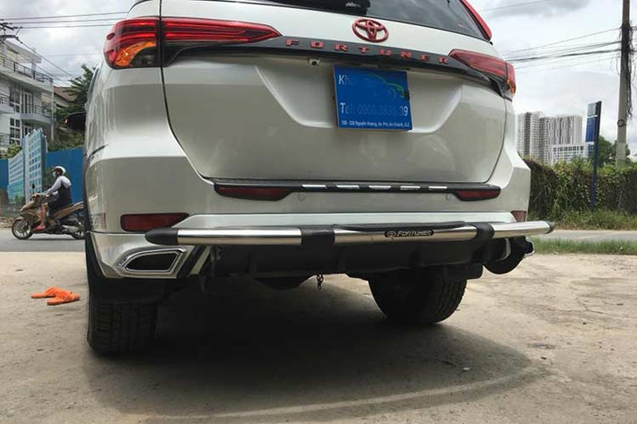 Khu vực đèn sương mù của gói độ này cũng được trang bị đèn LED ban ngày khá thời trang. Bên sườn xe cũng như đuôi xe cũng xuất hiện các tấm ốp thể thao giúp ngoại hình xe thêm ấn tượng và thể thao.