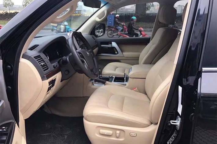 Xe được trang bị màn hình giải trí cảm ứng 9 inch trên táp-lô hỗ trợ Navigation/ DVD/USB/AUX/Bletooth, dàn âm thanh 14 loa JBL, 2 màn hình giải trí 10 inch cho ghế sau,... Hàng ghế trước có chức năng chỉnh điện 10 hướng cho ghế lái, 8 hướng cho ghế hành khách và nhớ 3 vị trí.