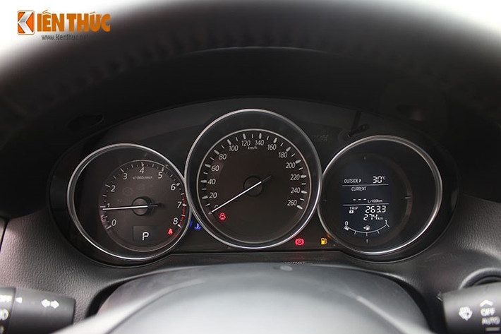 Ngoài việc tay lái được làm mới đẹp hơn đi kèm các nút bấm đa phương tiện, cụm điều khiển điều hòa tự động cũng được thiết kế lại. Đặc biệt CX-5 bản nâng cấp mới còn được bổ sung tính năng bật tắt động cơ tự i-Stop mà đời trước thiếu sót. Giao diện điều khiển HMI (Human-Machine Interface) cũng được cải tiến để thân thiện hơn.