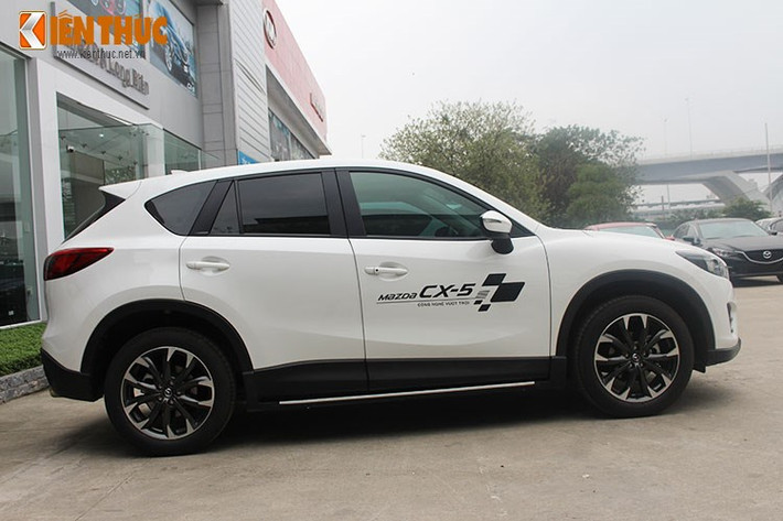 Không những thế, nhiều đại lý còn khuyến mại giảm tiếp 30-40 triệu cho các xe CX-5 còn tồn kho có năm sản xuất vào 2016, điều này khiến mẫu CX-5 2.0 có giá chỉ 819 triệu đồng, nếu khách hàng chấp nhận xe lỗi mốt hơn một chút. Trong khi đó phiên bản cao cấp nhất của mẫu xe này là CX-5 2.5 AWD có mức giá chỉ 910 triệu đồng.