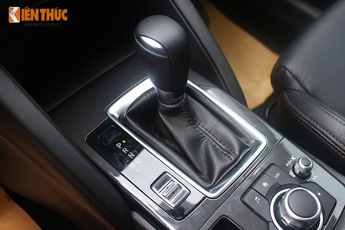 CX-5 bản 2.5 được trang bị động cơ SkyActiv 2,5 lít, 4 xy lanh thẳng hàng, phun nhiên liệu trực tiếp, công suất tối đa 185 mã lực ở 5.700 vòng/phút và mô men xoắn cực đại 250 Nm ở 3.250 vòng/phút. Phiên bản CX-5 2.0 vẫn sử dụng động cơ SkyActiv 2,0 lít, 4 xy lanh thẳng hàng, phun nhiên liệu trực tiếp, công suất tối đa 155 mã lực ở 6.000 vòng/phút và mô men xoắn cực đại 200 Nm ở 4.000 vòng/phút. Cả 2 phiên bản đều kết hợp cùng hộp số tự động 6 cấp.