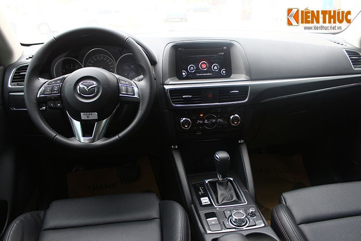 Bên trong xe, nhà sản xuất Nhật Bản đã biến chiếc CX-5 trở nên thực dụng và hiện đại hơn khi bổ sung thêm những chi tiết mạ chrome trên vô lăng và cửa gió, giúp tăng vẻ thẩm mỹ. Màn hình cảm ứng trung tâm 7 inch lớn hơn thế hệ trước và lược bỏ hết nút bấm rườm rà. Cần số bọc da mới. Tay phanh được thay thế bằng loại điện tử giúp tăng không gian tựa tay...
