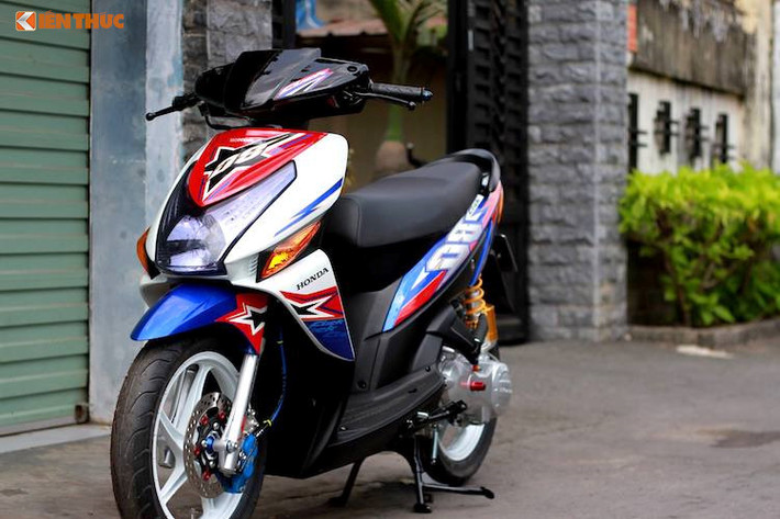 Mặc dù vậy, nếu rơi vào tay những người chơi xe tâm huyết, chiếc Click 110 của Honda Việt Nam vẫn có thể trở thành một mẫu "xe chơi" đầy phong cách. Không độ lại quá nhiều phụ tùng "khủng", mới đây một thợ độ xe có tiếng tại Sài Gòn đã tạo ra một bản độ Click đầy bắt mắt và được trang bị một số "đồ chơi" đáng giá.