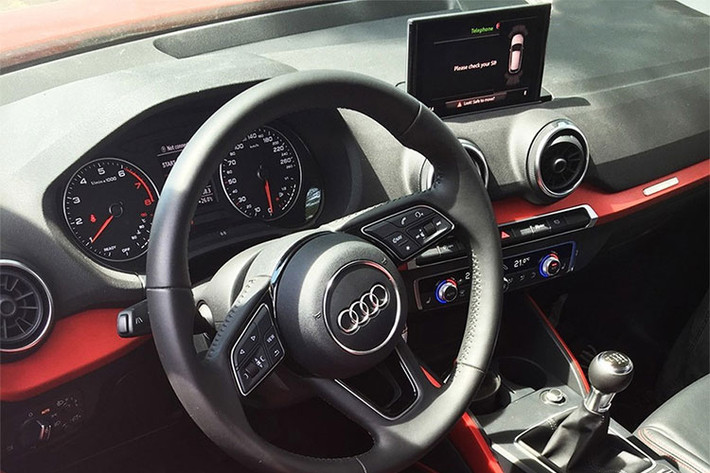 Audi Q2L tại Trung Quốc được trang bị ghế thể thao bọc da, chỉnh điện và vô lăng bọc da đa chức năng. Trước mặt người lái và sau vô lăng xuất hiện bảng đồng hồ kỹ thuật số Audi Virtual Cockpit. Ngoài ra, xe còn có màn hình hiển thị thông tin trên kính chắn gió, nút chọn chế độ lái, hệ thống đèn viền, hệ thống định vị và mở cửa không cần chìa khóa.