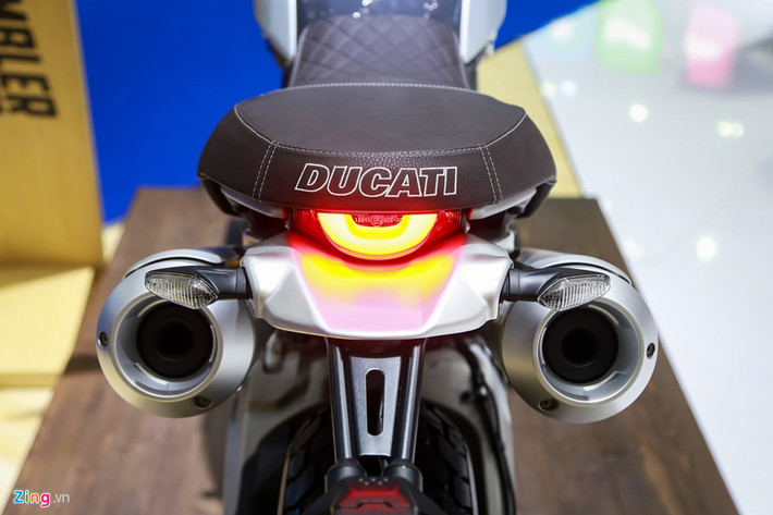 Đuôi xe quen thuộc với đèn hậu LED nửa vòng tròn nằm dưới yên. Ống xả đôi làm bằng nhôm vuốt cao liên tưởng đến dòng Monster của Ducati.