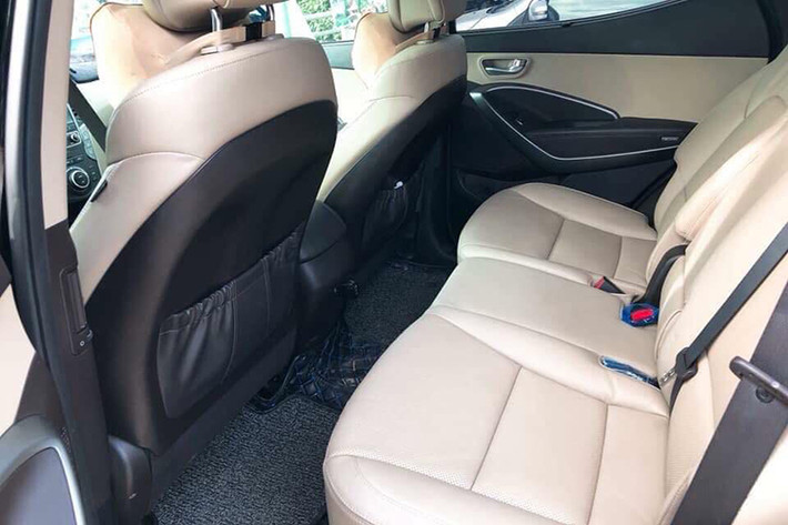 Các trang bị an toàn trên SantaFe thế hệ hiện tại gồm hệ thống chống bó cứng phanh ABS, hỗ trợ phanh khẩn cấp BA, phân bổ lực phanh EBD, kiểm soát lực kéo TCS, chống trượt thân xe VSM,cân bằng điện tử ESC, hỗ trợ khởi hành ngang dốc HAC, hỗ trợ xuống dốc DBC và 6 túi khí trong khoang lái.