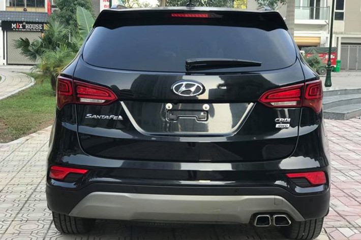 Theo chủ nhân của chiếc xe quảng cáo thì chiếc SantaFe này mới chỉ chạy được khoảng 5000km. Về ngoại hình, xe sở hữu thiết kế theo cảm hứng “Storm Edge” (Biên bão) phàn đầu xe với đèn pha xenon projector dạng tròn cùng lưới tản nhiệt hình lục giác đặc trưng mạ chrome hiện đại.