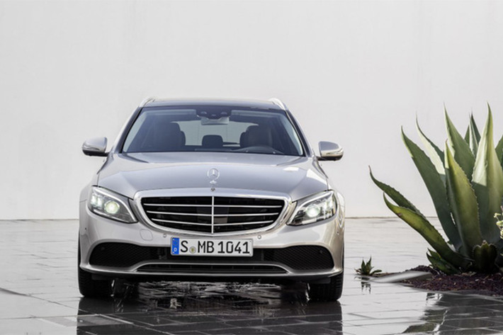 Mercedes-Benz C-Class 2019 cũng được nâng cấp hệ thống hỗ trợ lái xe và an toàn như tính năng hỗ trợ Intelligent Drive lấy từ dòng E-Class, đây là hệ thống trợ lái được thiết kế để phòng tránh và giảm thiểu va chạm được điều khiển bằng máy tính với hệ thống camera và radar cho phép nới rộng tầm nhìn phía trước lên 500m.