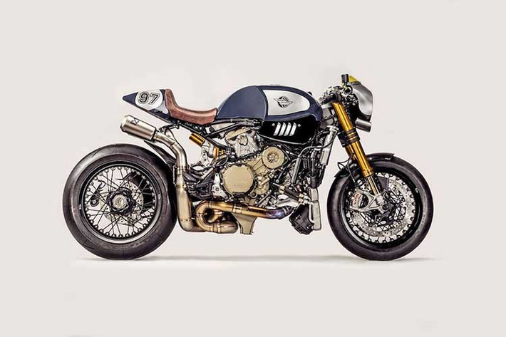 Là một trong những chiếc superbike quyến rũ nhất trên thị trường và có giá bán lên tới 35.000 USD (khoảng gần 800 triệu đồng), hiếm ai có thể nghĩ tới việc "đập" một chiếc siêu môtô Ducati Panigale R ra để độ thành cafe racer. Tuy nhiên, đó chính xác là những gì mà nhóm đam mê xe Thụy Sĩ đã làm với bản độ mang tên "Cá mập xanh" (The Blue Shark).